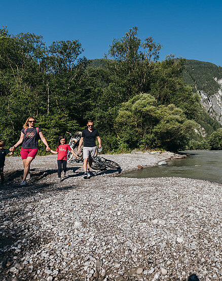 Familie spielt am Wasser Familie spielt am Wasser