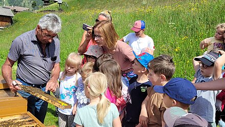 Bambini e insegnanti sono entusiasti Bambini e insegnanti sono entusiasti