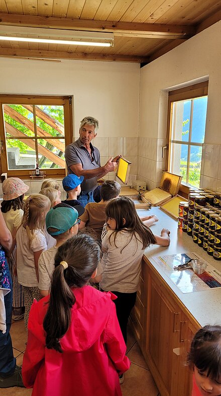 Nella sala di centrifugazione viene spiegata la preparazione dei nuovi favi. Nella sala di centrifugazione viene spiegata la preparazione dei nuovi favi.